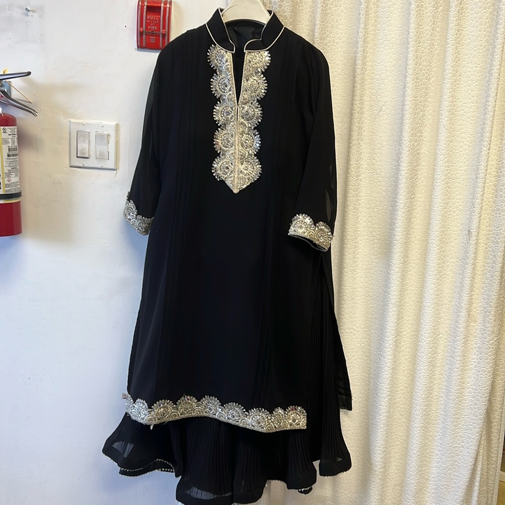 Party wear suit  size40 colour black